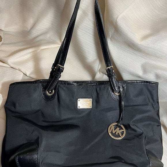 Michael Kors Tote Large Black with magnetic clasp closure - Picture 1 of 11